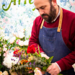 Persona realizando un ramo de flores